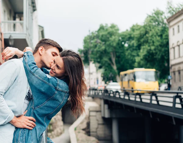 Guy e menina em uma rua da cidade — Fotografia de Stock