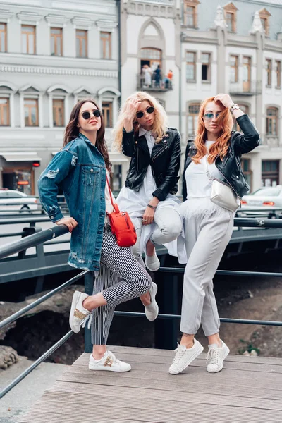 거리의 아름다운 세 소녀 — 스톡 사진