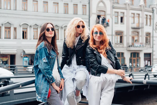 Three beautiful girls on the street — Stock Photo, Image