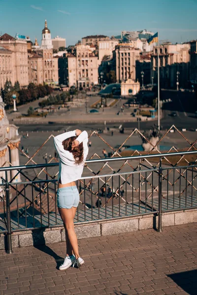 Chica joven en la calle de la ciudad —  Fotos de Stock