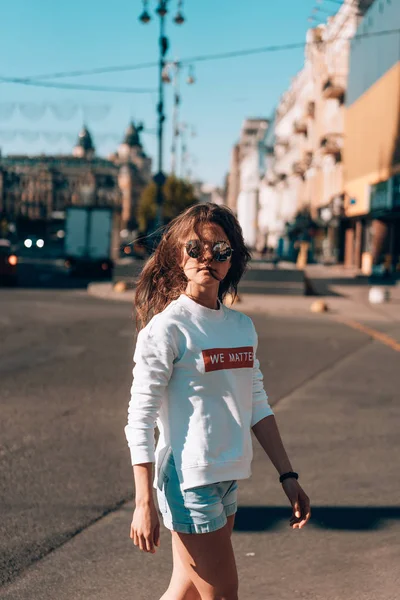 Giovane ragazza sulla strada della città — Foto Stock