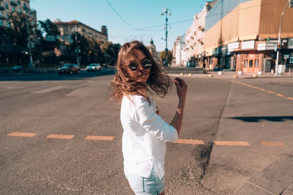 Young girl on the city street — Stock Photo, Image