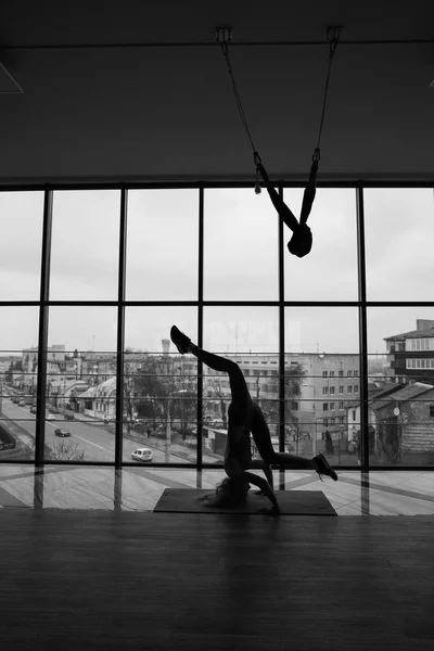 Mujer haciendo yoga —  Fotos de Stock