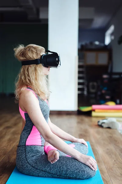 Mujer en clase de yoga con auriculares VR — Foto de Stock