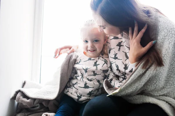 Mãe e sua filha menina jogar no quarto de crianças — Fotografia de Stock