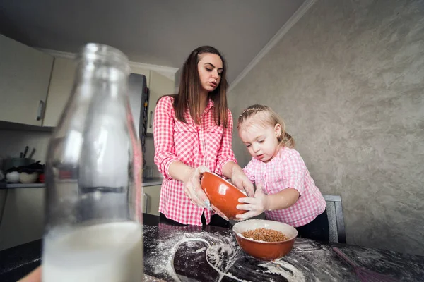 Mom and daughter together in the kitchen — Stock Photo, Image