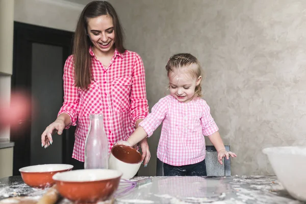 Mom and daughter together in the kitchen — Stock Photo, Image