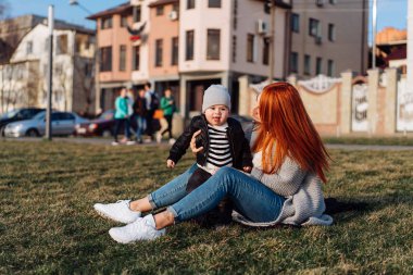 Anne ve oğul çimlerin üzerinde