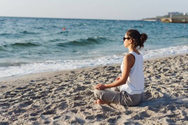Yoga Çalışan Genç Kadın