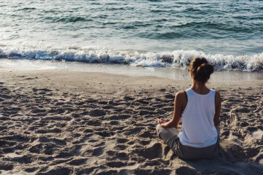 Yoga Çalışan Genç Kadın