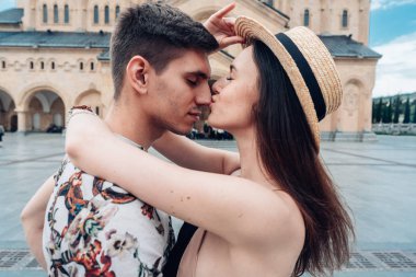 genç bir çift aşık, sokakta sarılma.