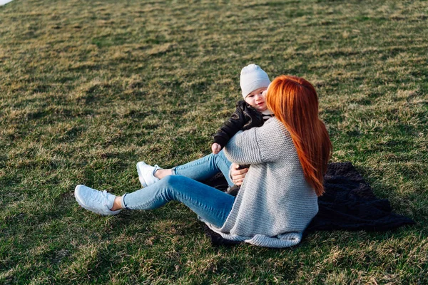 Matka a syn na trávě — Stock fotografie