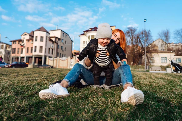 Mor och son på gräset — Stockfoto