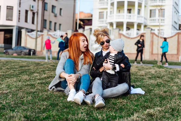 Mamá y tía juegan con un chico en el parque — Foto de Stock