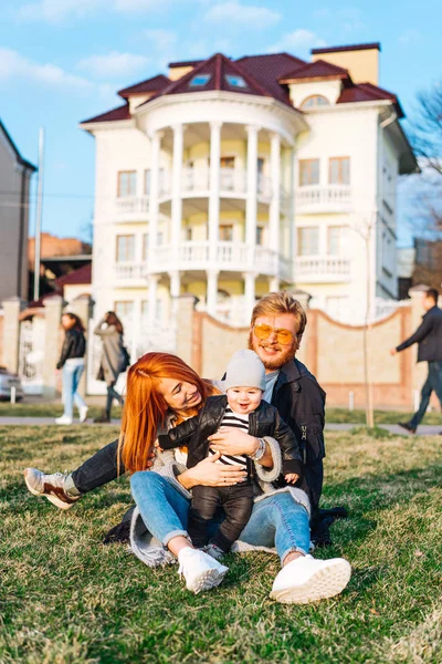 Feliz mamá papá e hijo abrazándose en el parque — Foto de Stock
