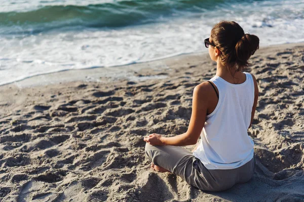 Yoga Çalışan Genç Kadın — Stok fotoğraf