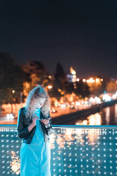 Chica con un smartphone en un puente — Foto de Stock