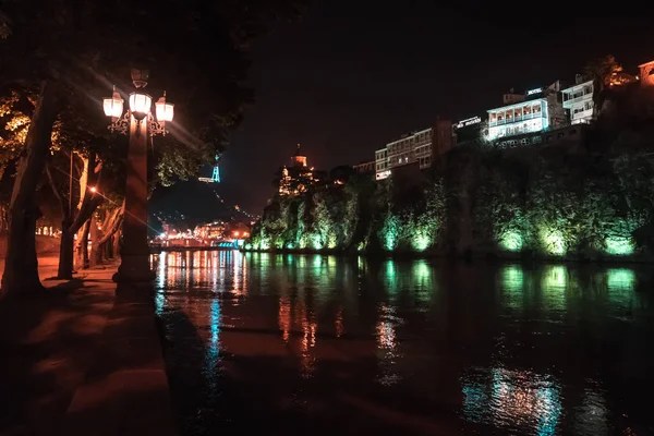 Vista noturna de Tbilisi e do rio Kura ao entardecer — Fotografia de Stock