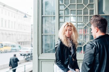 Adam ve kız bir şehir sokak üzerinde siyah ceket