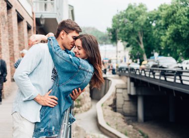 Adam ve kız bir şehir caddesinde