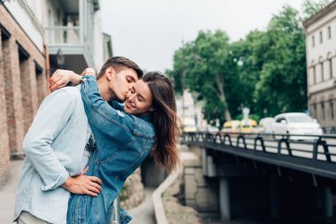 Adam ve kız bir şehir caddesinde