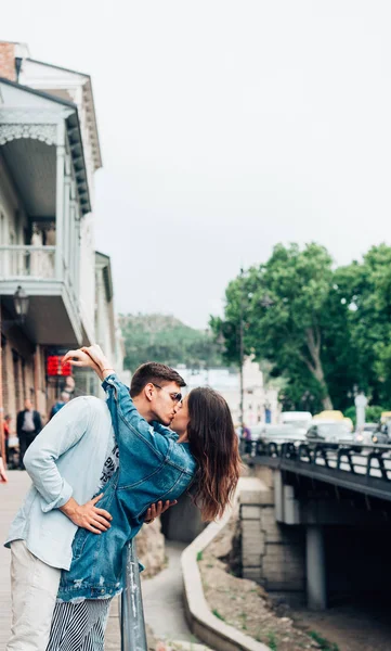 Adam ve kız bir şehir caddesinde — Stok fotoğraf