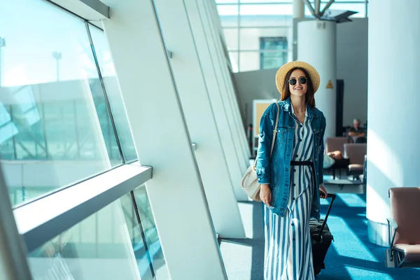 Kadın takım elbiselilerle havaalanına gidiyor.