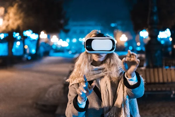 Menina jovem recebendo experiência VR fone de ouvido — Fotografia de Stock