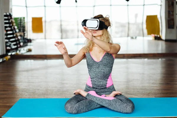 Donna in classe di yoga con auricolare VR — Foto Stock