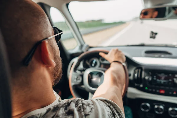 El hombre en el coche que viaja por la carretera —  Fotos de Stock