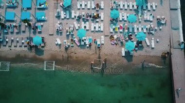 Sahilde şezlong ile havadan görünümü.