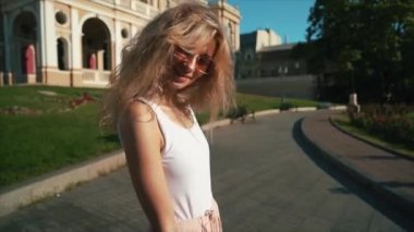 Şehir sokak kameraya poz kız