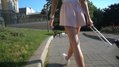 Şehir sokak kameraya poz kız