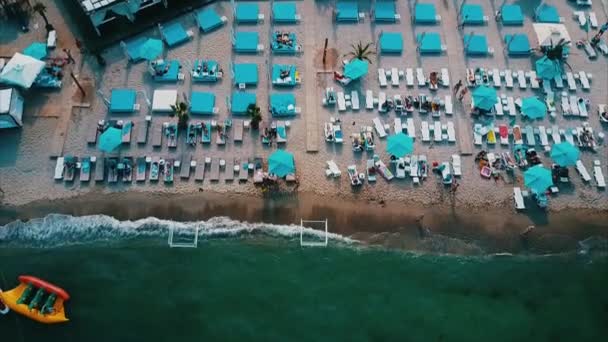 Flygfoto över stranden med schäslonger. — Stockvideo