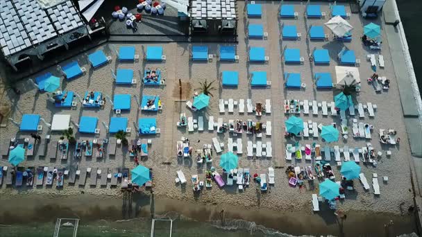 Вид с воздуха на пляж с шезлонгами . — стоковое видео