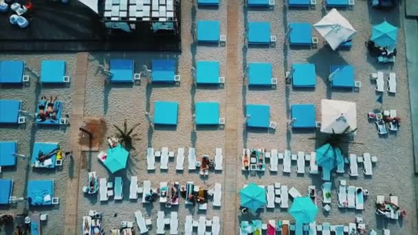 Vista aérea da praia com salões de chaise . — Vídeo de Stock
