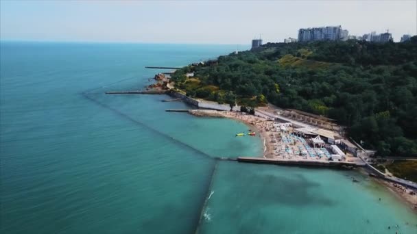 Luftaufnahme des Strandes mit Liegestühlen. — Stockvideo