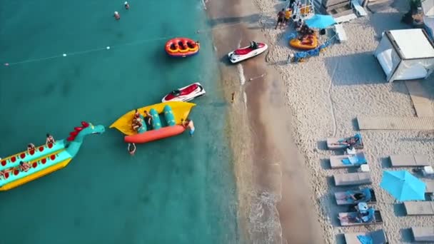 Luftaufnahme des Strandes mit Liegestühlen. — Stockvideo