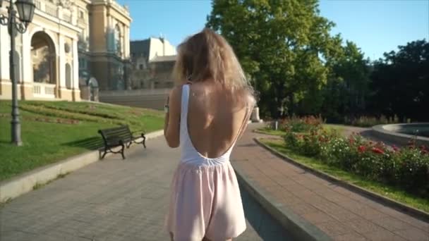 Mädchen posiert vor Kamera auf der Straße der Stadt — Stockvideo