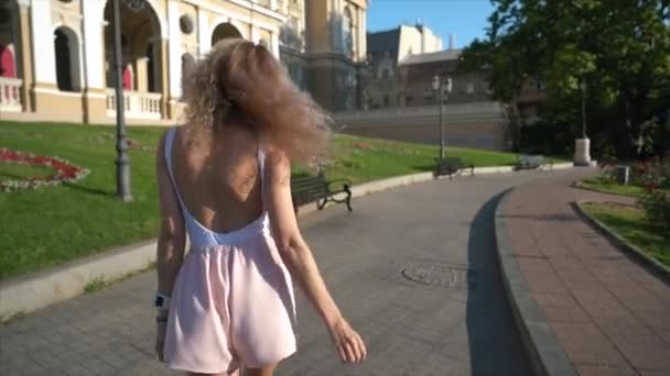 Chica posando en cámara en la calle de la ciudad — Vídeos de Stock