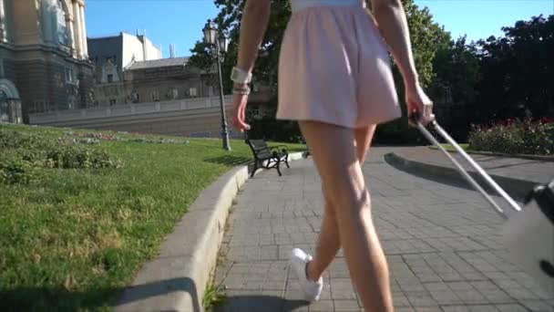 Ragazza in posa sulla macchina fotografica sulla strada della città — Video Stock