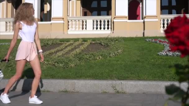 Meisje die zich voordeed op camera op stad straat — Stockvideo