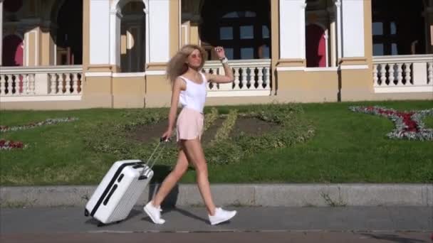 Ragazza in posa sulla macchina fotografica sulla strada della città — Video Stock