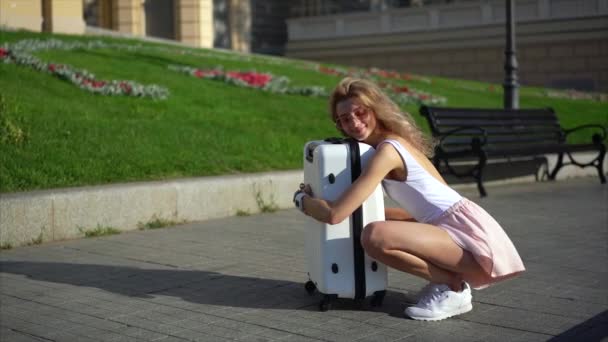 Meisje die zich voordeed op camera op stad straat — Stockvideo
