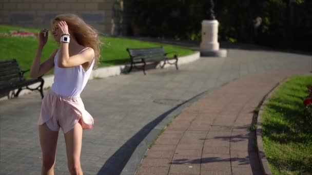 Девушка позирует перед камерой на городской улице — стоковое видео