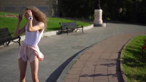 Meisje die zich voordeed op camera op stad straat — Stockvideo