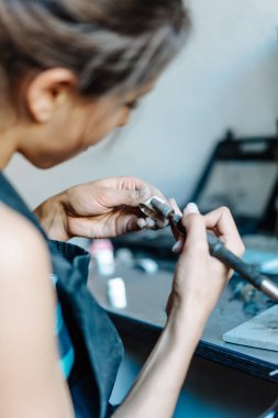 Kız takı ticaret yapan