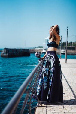 Rıhtımda genç ve güzel bir kadın