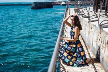 Rıhtımda genç ve güzel bir kadın