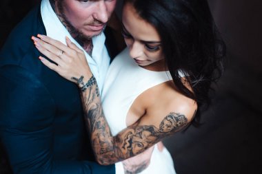 İçeride kameraya poz veren güzel, genç bir çift.